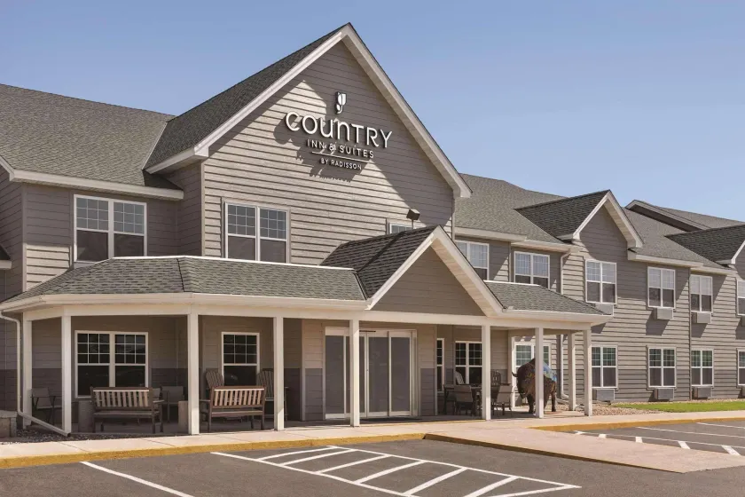 Country Inn & Suites by Radisson, Buffalo, MN - Image 1