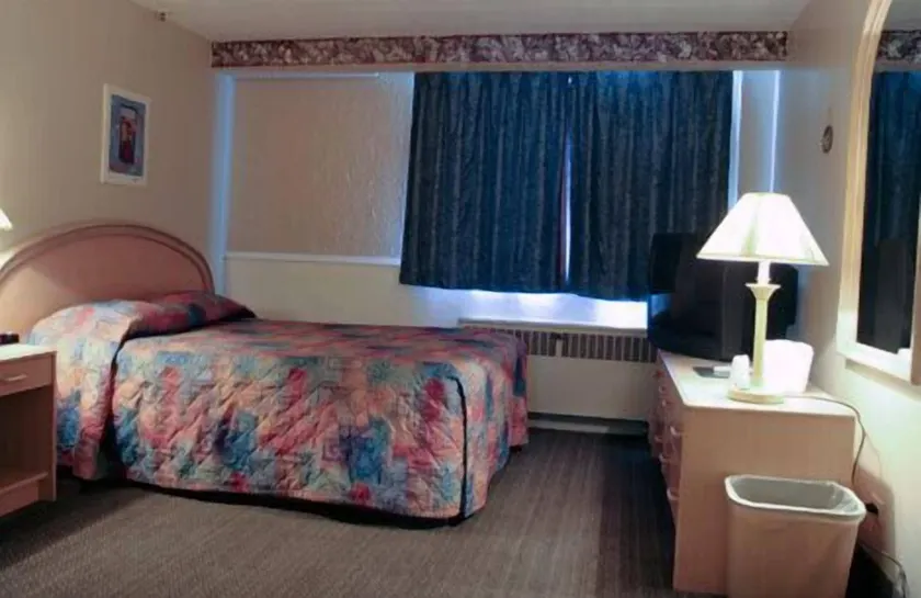 Airport Motor Inn - Image 1