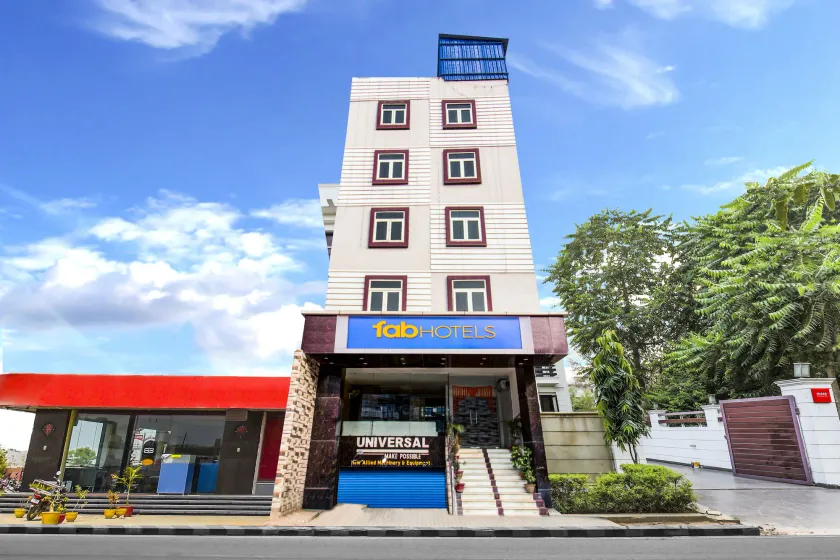 FabHotel Grand Sheela - Image 1