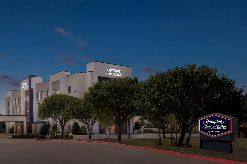 Hampton Inn & Suites Waxahachie - Image 1