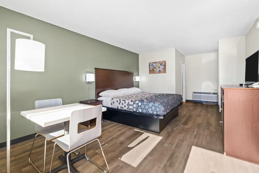 Bend Inn & Suites - Image 1