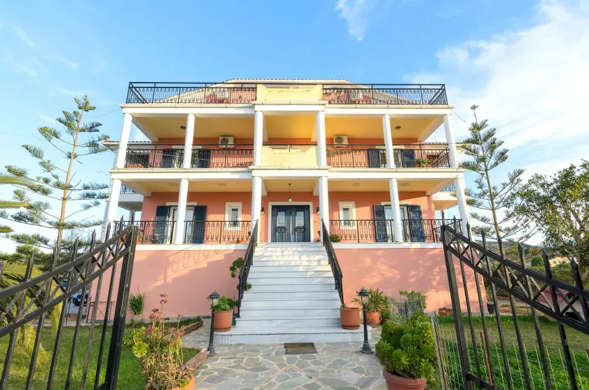 Regina Apartments - Image 1