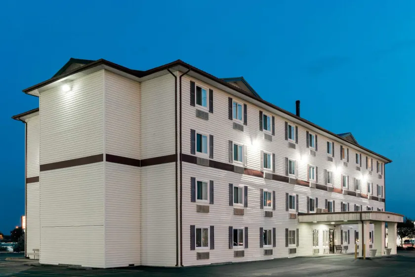 Super 8 by Wyndham Springfield East - Image 1