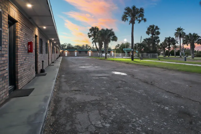Mathis Motor Inn and RV Park - Image 1