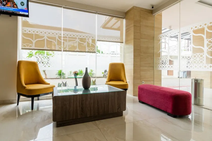 RedDoorz Plus near Lippo Mall Kemang 2 - Lobby sitting area