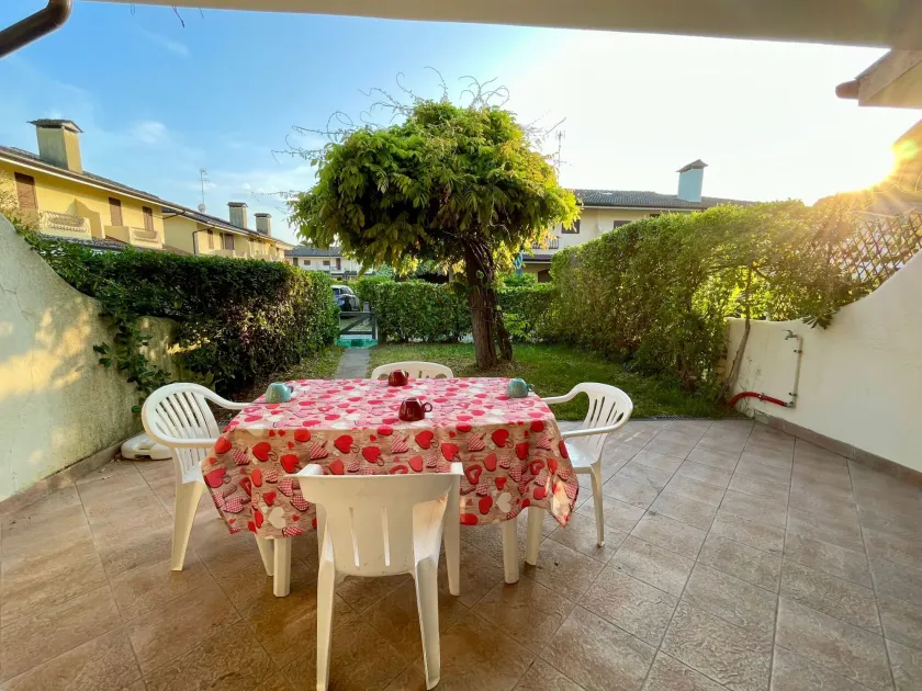 Townhouse with garden and shared pool - Image 1