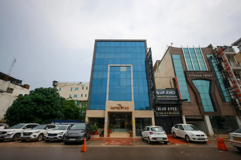 Hotel Star By Star Group- Near Delhi Airport - Image 1