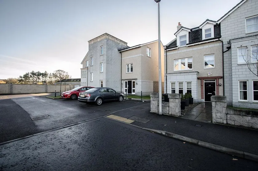 Orange Apartments Polmuir Gardens Only 7 minutes to City Centre - Image 1