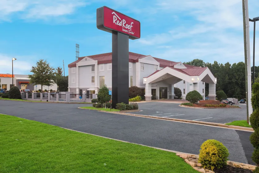 Red Roof Inn & Suites Newnan - Image 1