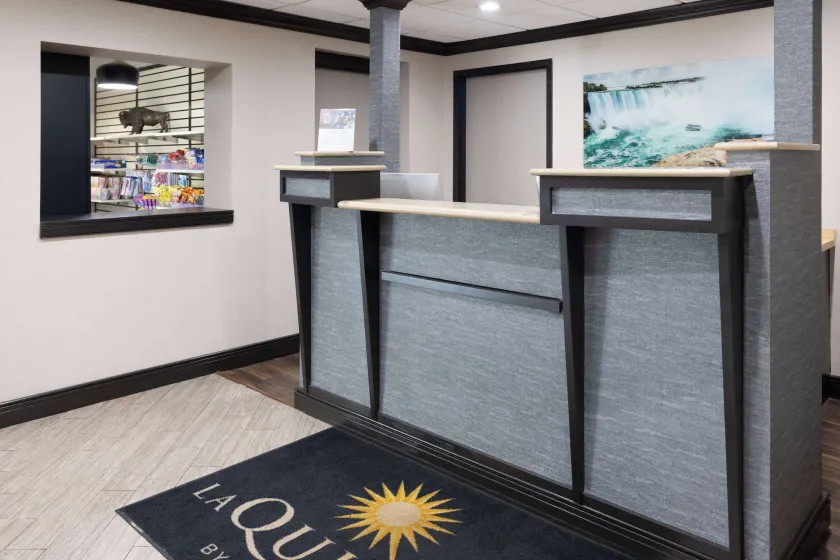 La Quinta Inn by Wyndham Buffalo Airport - Hall