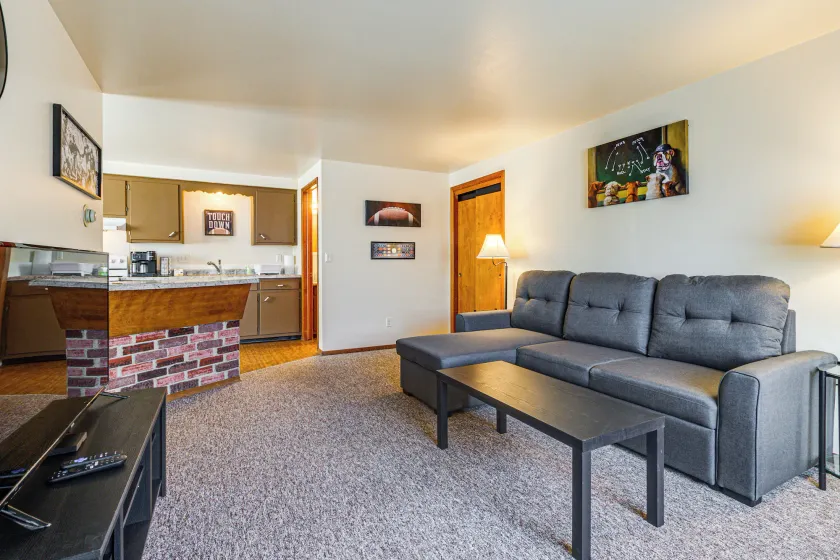 2 Mi to Dwtn Green Bay: Ideally Located Townhome! - Image 1