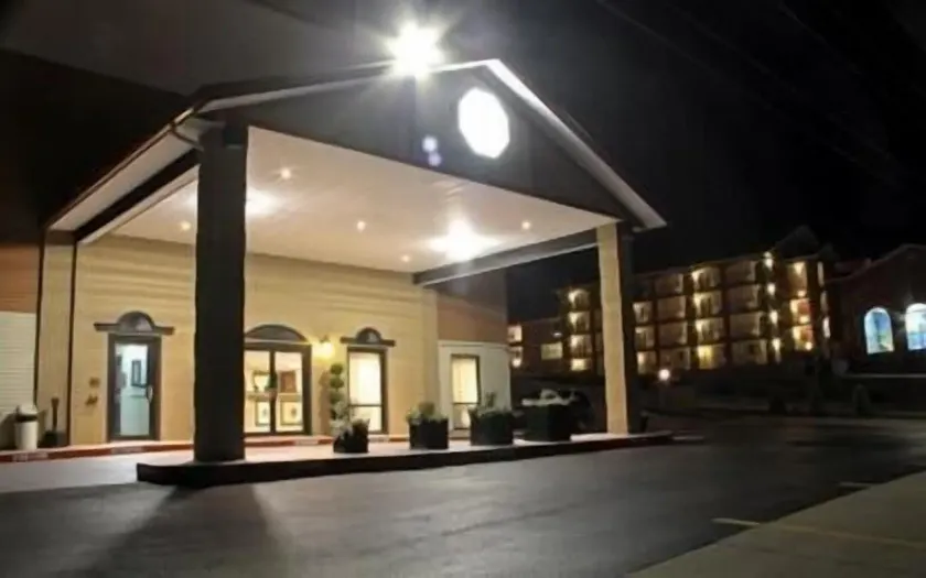 Grand View Inn & Suites - Image 1