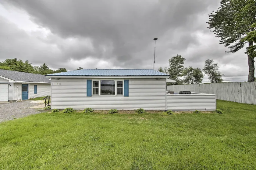 Pet-friendly Togus Pond Home: Kayak & Canoe! - Innvendig