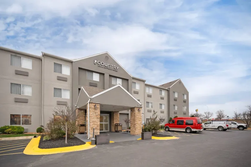 Country Inn & Suites by Radisson, Fairview Heights, IL - Image 1