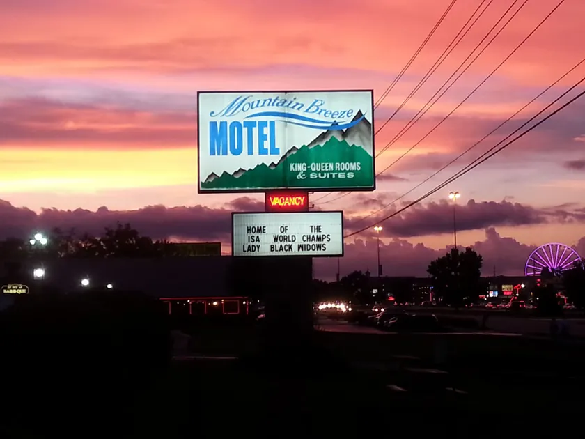 Mountain Breeze Motel - Image 1