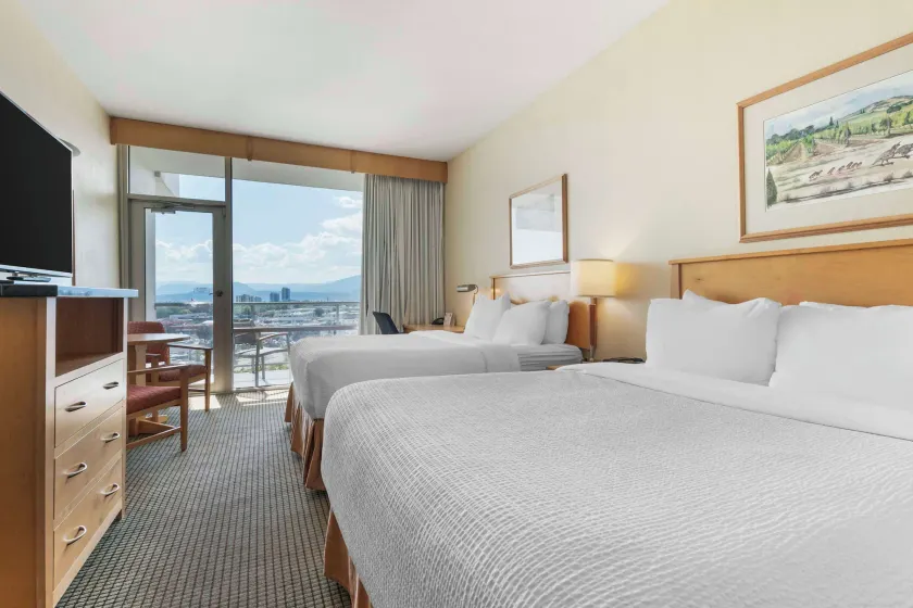 Best Western Plus Kelowna Hotel & Suites - Image 1