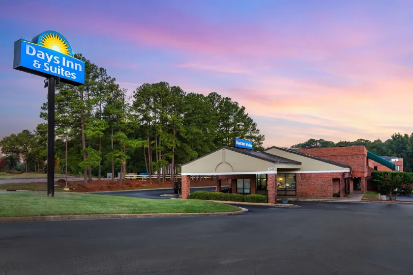 Days Inn & Suites by Wyndham Rocky Mount Golden East - Image 1