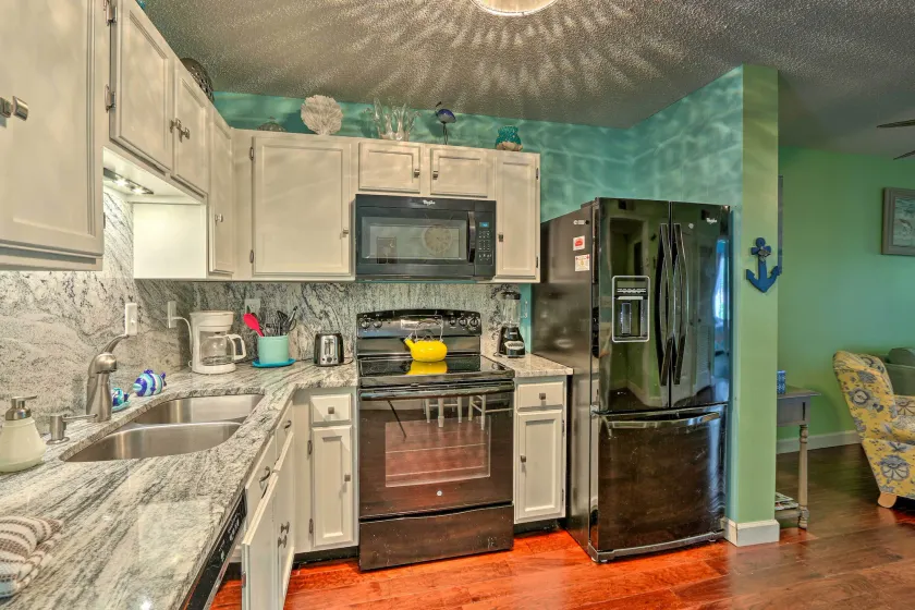 Beach + Pool Access: Colorful Hilton Head Condo! - Innenbereich