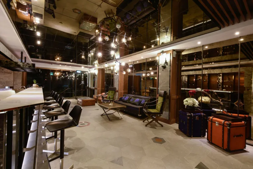 3 Door Hotel - Lobby