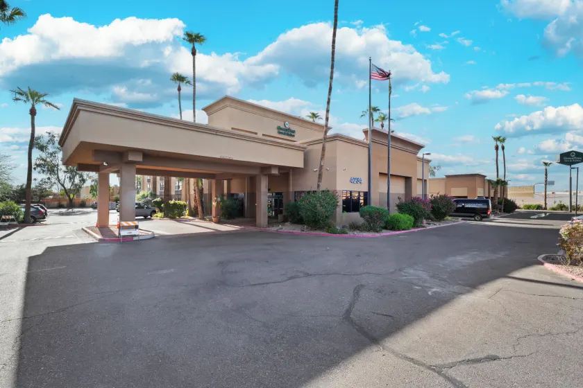 GreenTree Inn & Suites Phoenix Sky Harbor - Image 1