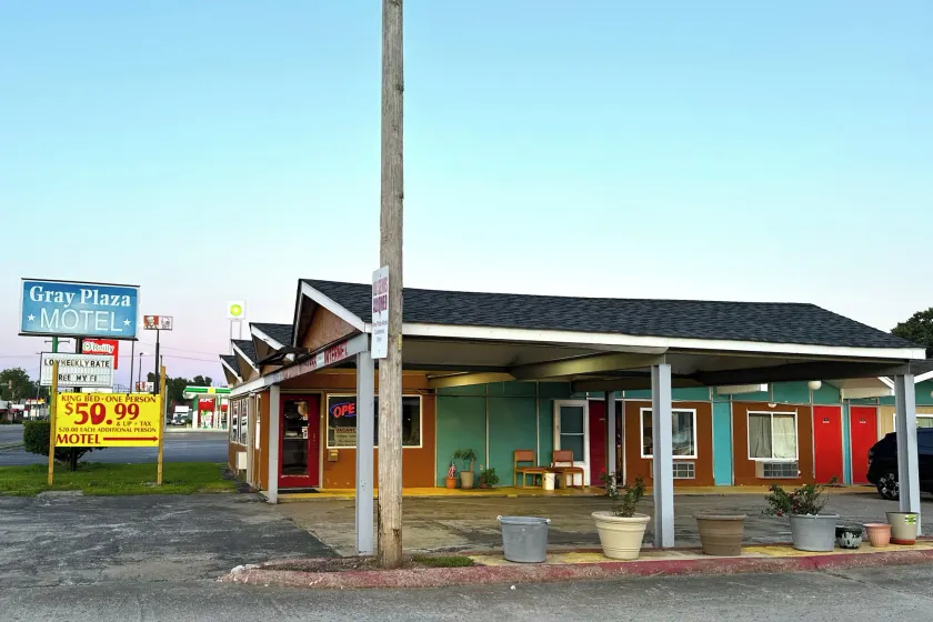 Gray Plaza Motel Benton Rend Lake I-57 - Image 1