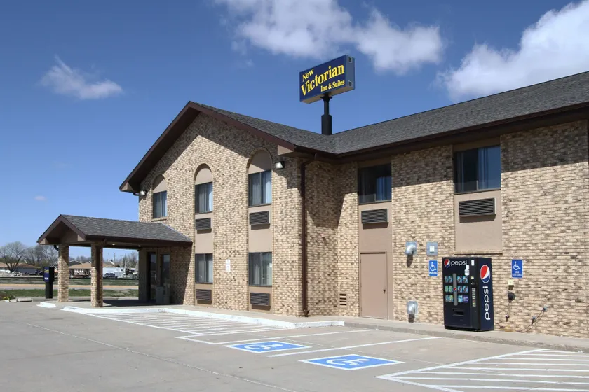 New Victorian Inn & Suites Kearney - Image 1