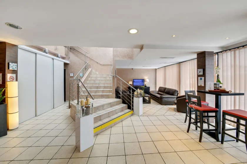 HOTEL RESTAURANT PARIS PACIFIC PARIS-VILLEJUIF- PRES DU METRO L'HAY LES ROSES LIGNE 14 - Direct PARIS-AEROPORT ORLY ET INSTITUT GUSTAVE ROUSSY - Hall