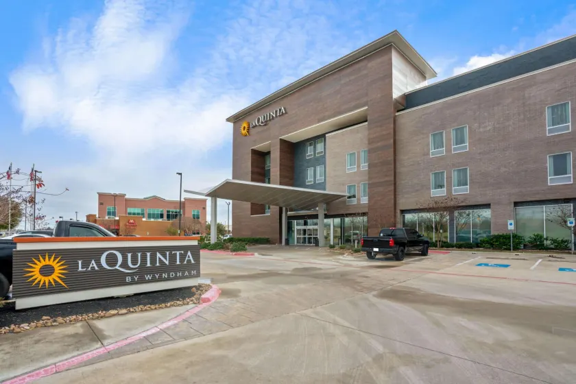 La Quinta by Wyndham College Station South - Image 1