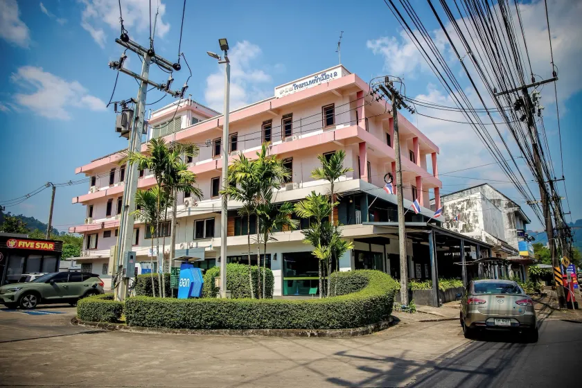 Lukmuang 2 Hotel - Image 1