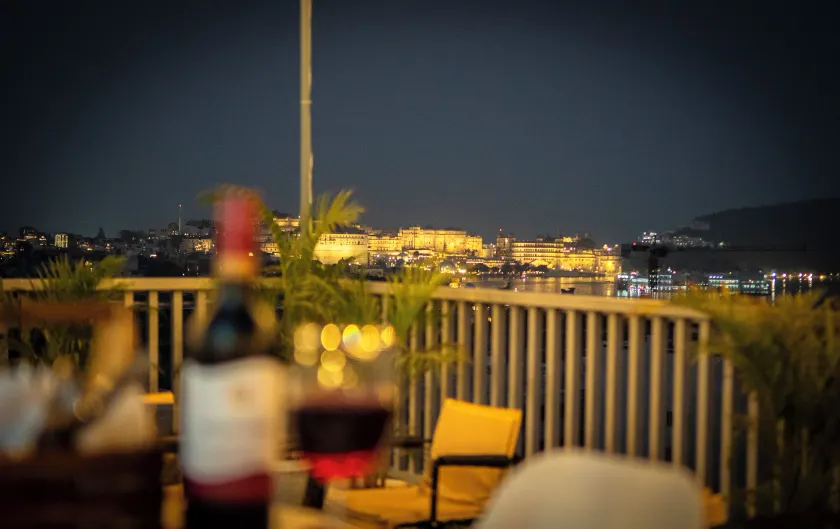 MAYA'S MANOR - A Lake View Hotel - Image 1