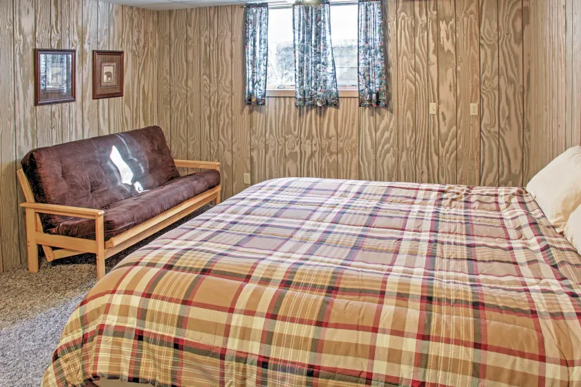 Wonderful Home on Sand Lake w/ Expansive Porch! - Innvendig