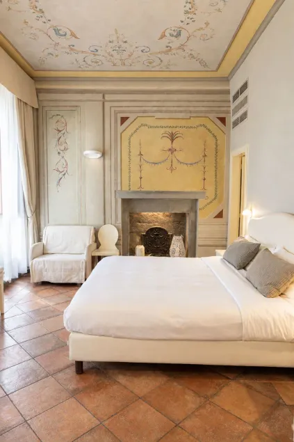 Hotel Renaissance - Image 1