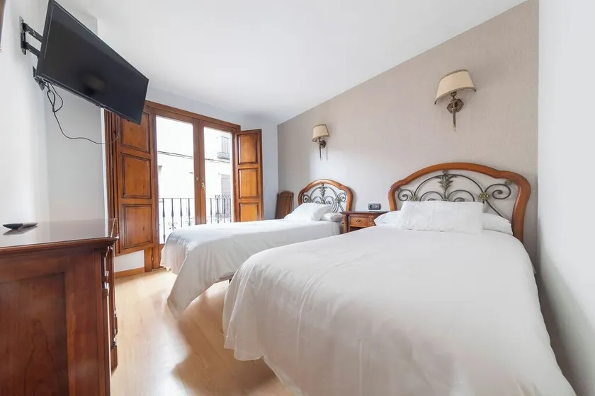Hostal SIN RECEP24H Puerta de la Villa - Pet friendly & Restaurante - Image 1