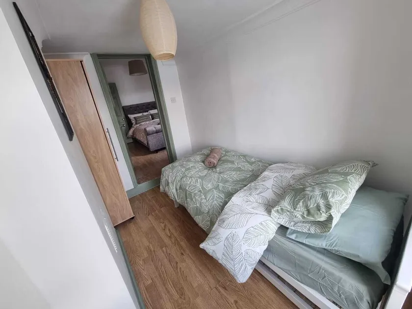 Modern central Dartford 4-Bed House with Parking - Camera
