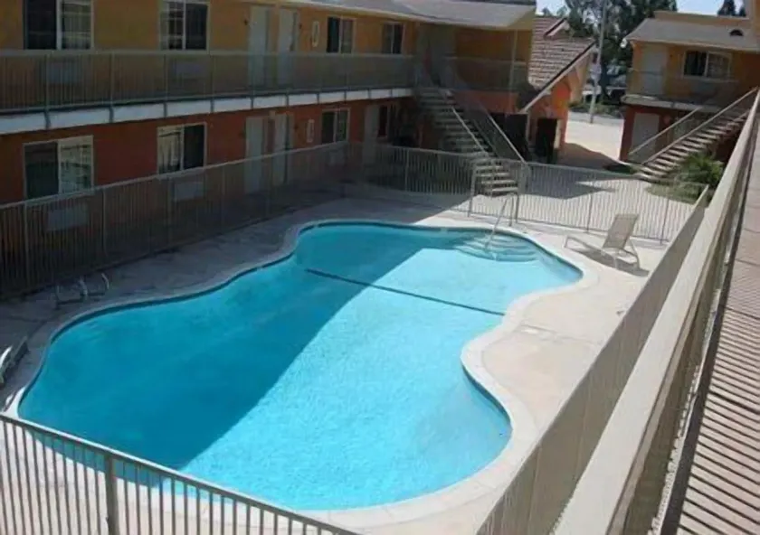 Chateau Inn & Suites - Image 1