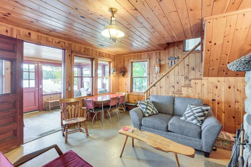 Dock, Beach, Views: Rustic Green Lake Cottage - Innenbereich