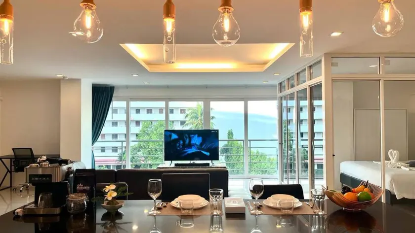 6-18 - 3 Bdr Spacious Penthouse With Shared Pool - Image 1