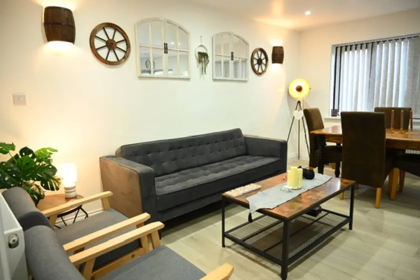 Watermead Retreat Bungalow - Image 1