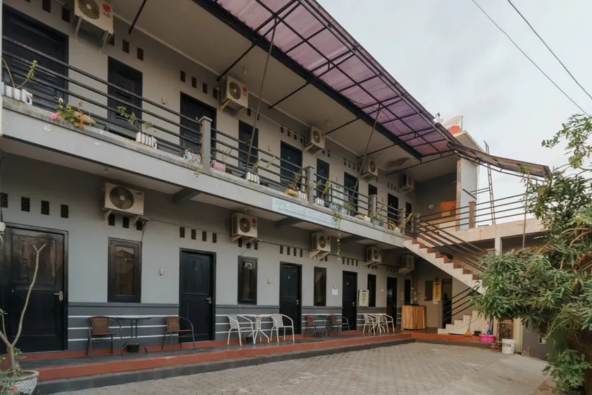 RedDoorz Syariah near Ciledug Station - Image 1