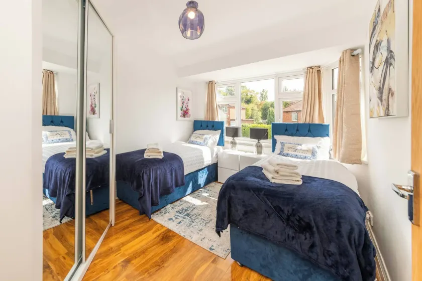 Spacious 5-Bedroom House in Berkshire - Perfect Family Retreat - Image 1