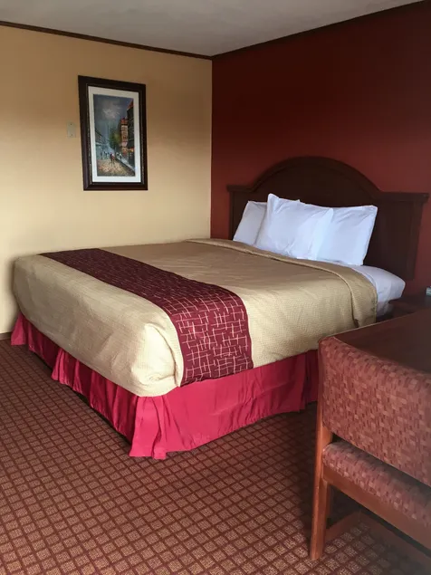 DeQueen Courtyard Inn - Image 1