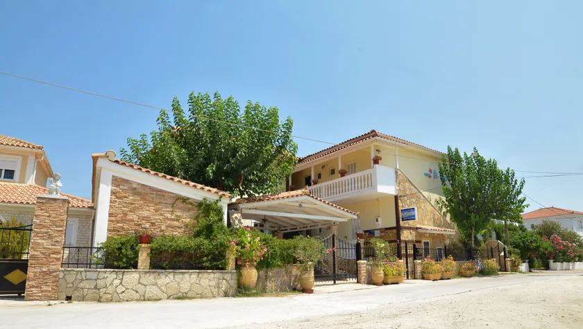 Ni-Mar Studios & Apartments - Image 1