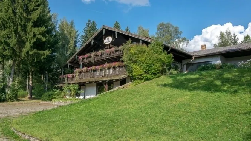 Landhotel zum Holzschnitzer - Image 1