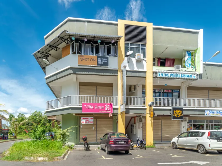 SPOT ON 90042 One Plaza Eco Hotel - Image 1