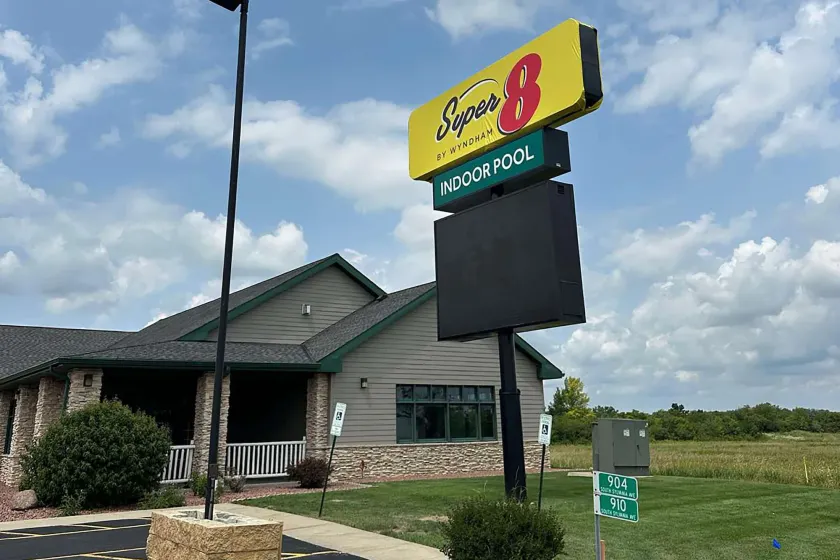 Super 8 by Wyndham Sturtevant Racine - Image 1