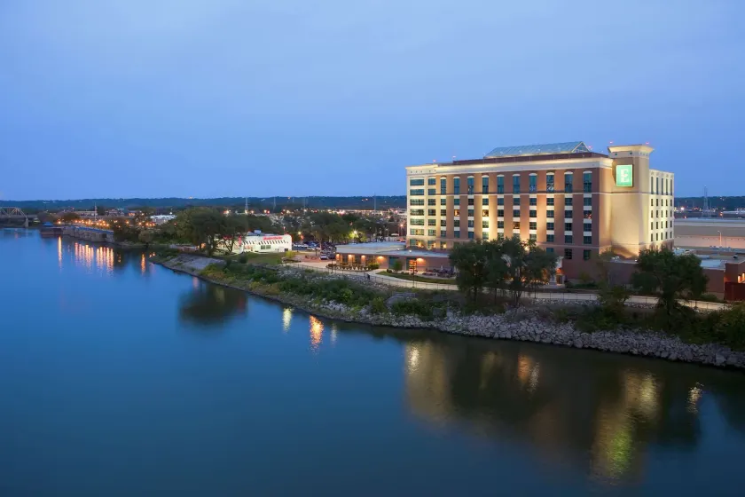 Embassy Suites by Hilton E Peoria Riverfront Conf Center - Image 1