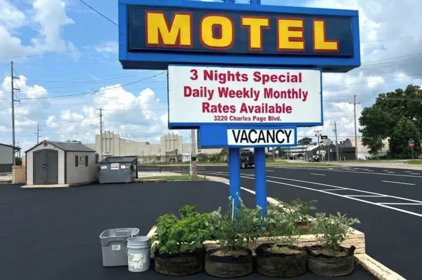 Holiday Motel Tulsa OK - Image 1