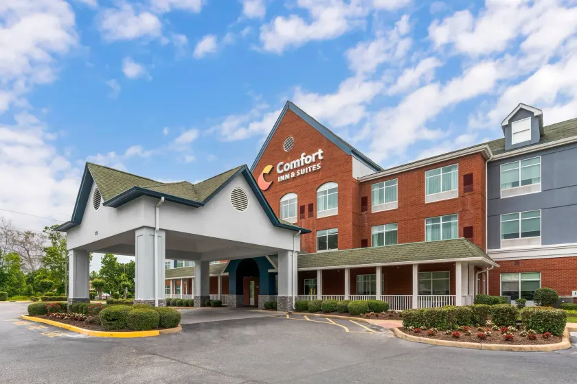 Comfort Inn & Suites Hampton near Coliseum - Image 1