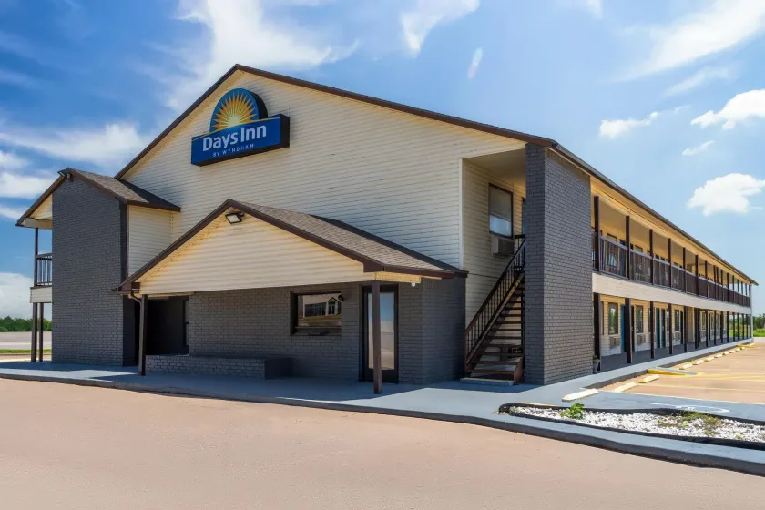 Days Inn by Wyndham Pratt - Image 1