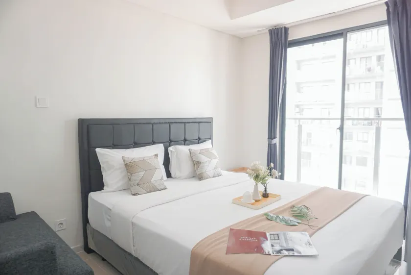 Spacious and Homey Studio at Daan Mogot City Apartment By Travelio - Image 1